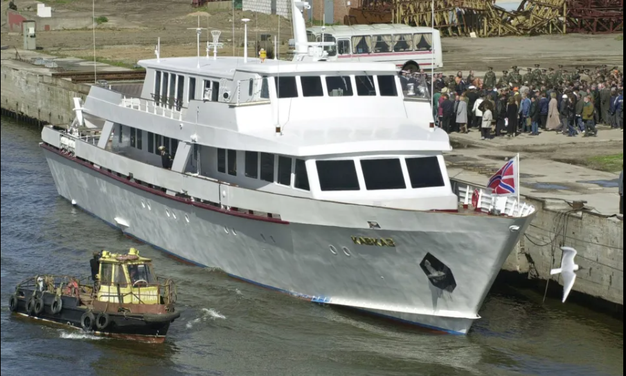 Басейни, вертолітні майданчики і позолота у туалеті: дивіться, як виглядають яхти Путіна